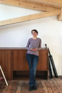 Sabine von Bassewitz in ihrem Studio, aufgenommen von David (Sabine von Bassewitz in her studio, captured by David)