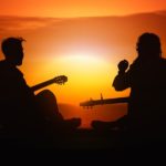 Gitarrenspieler im Sonnenuntergang