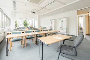 Auf dem Bild ist ein Klassenzimmer zu sehen, das in einem Gebäude zu finden ist.