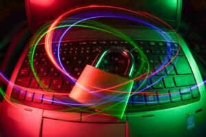 Vorhängeschloss am Laptop mit Lichtspuren